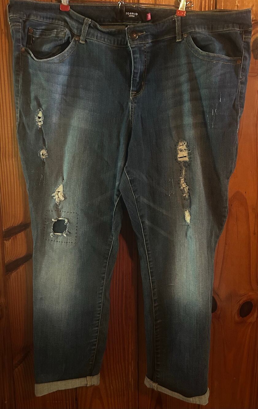 Torrid Premium Denim Boyfriend Fit jeans Distressed ankle cuff size 26